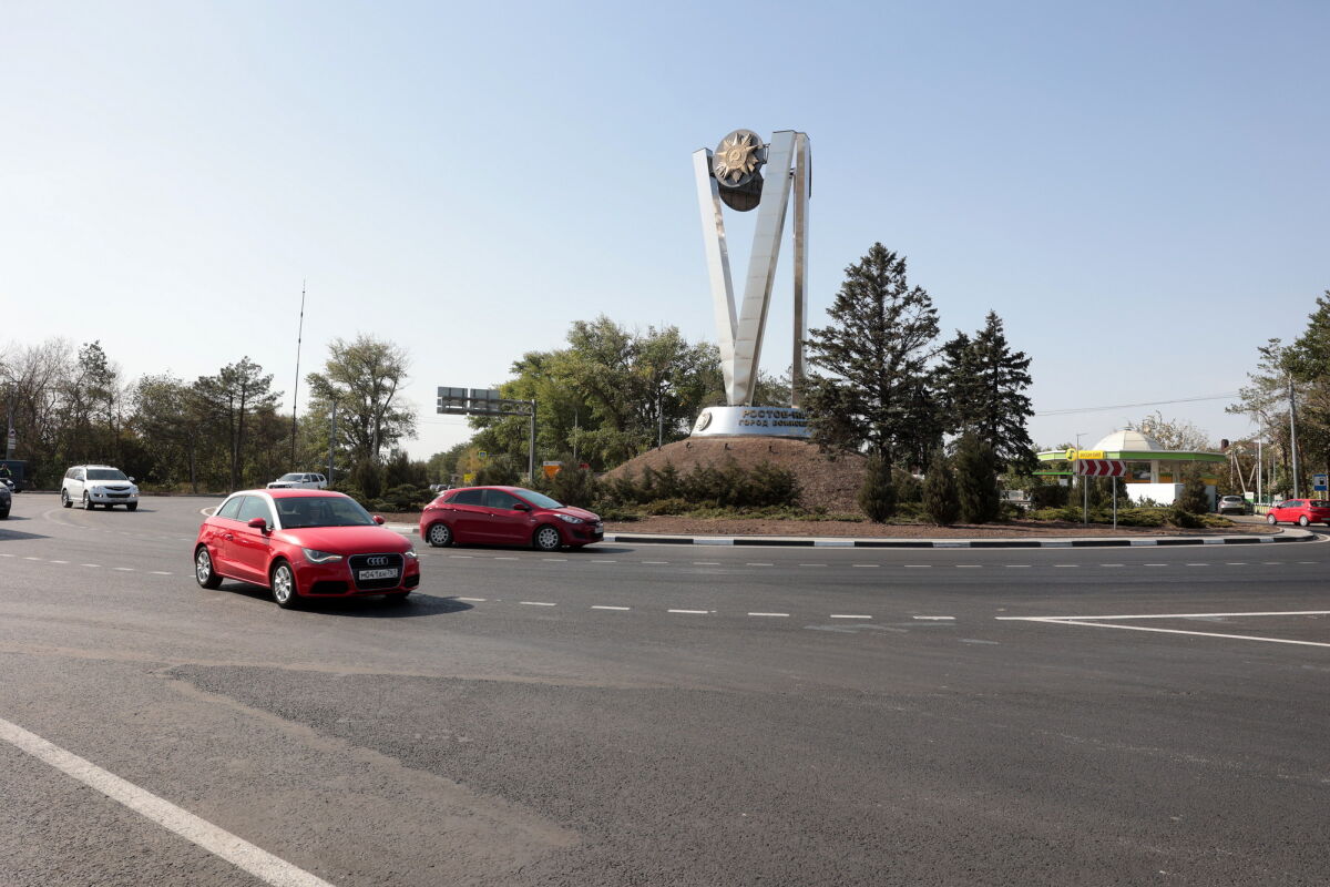 В Ростове завершили благоустройство въездной группы и установили стелу  - фото 1