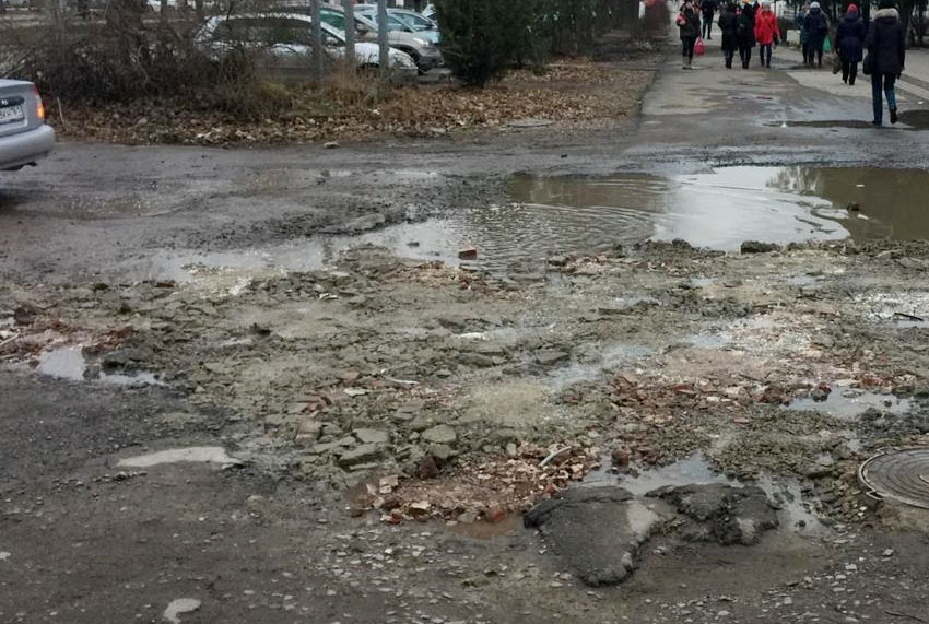 Житель Таганрога сам засыпал яму пятилетней давности