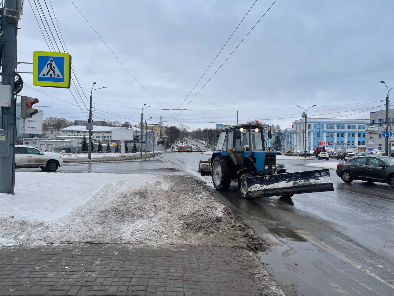 Дорожные службы Нижнего Новгорода перевели в режим повышенной готовности из-за сильного снегопада - фото 1