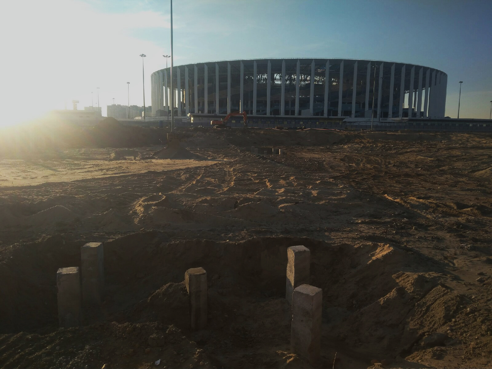 Котлован начали копать для строительства ледовой арены в Нижнем Новгороде - фото 1