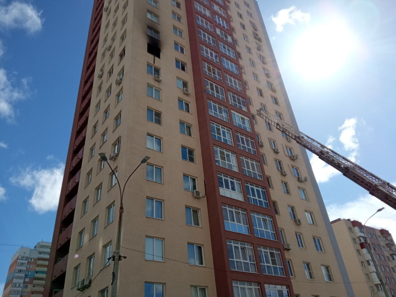 Пожар произошел в многоэтажке в Советском районе 21 апреля - фото 1