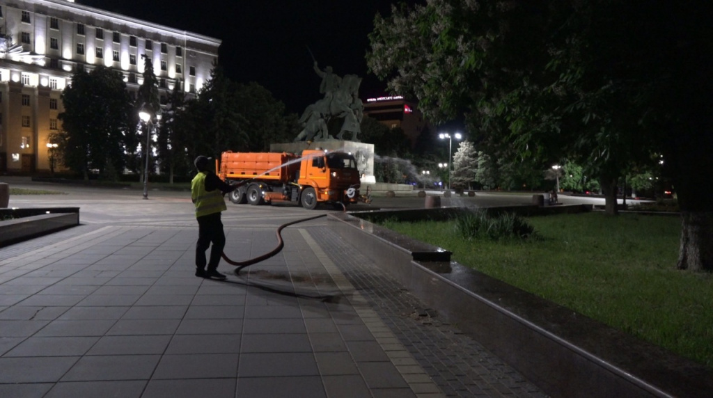 Уборкой улиц Ростова-на-Дону ежедневно заняты 2 тыс. коммунальщиков и 130 единиц техники