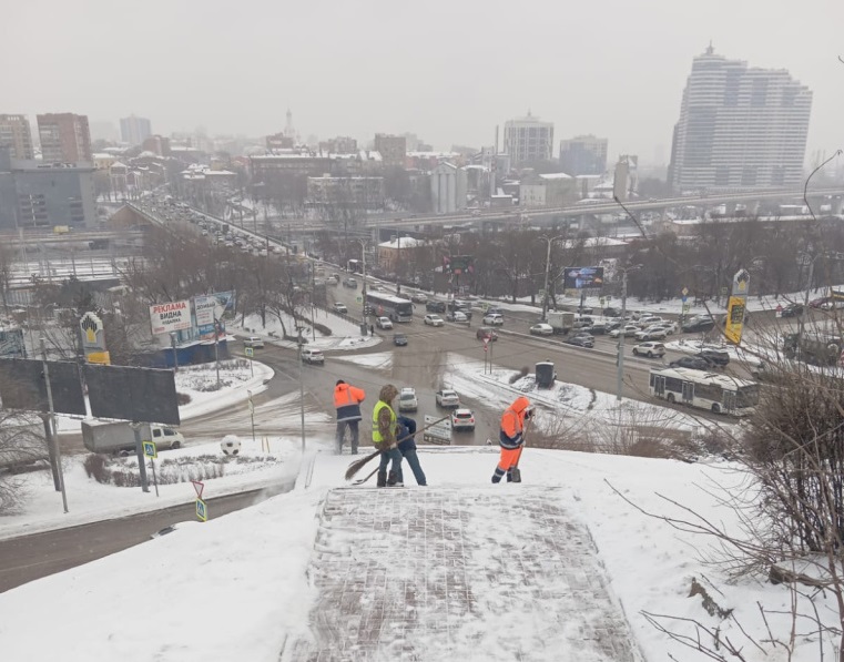 В Ростове не хватает дворников, чтобы быстро убрать снег - Фото 1