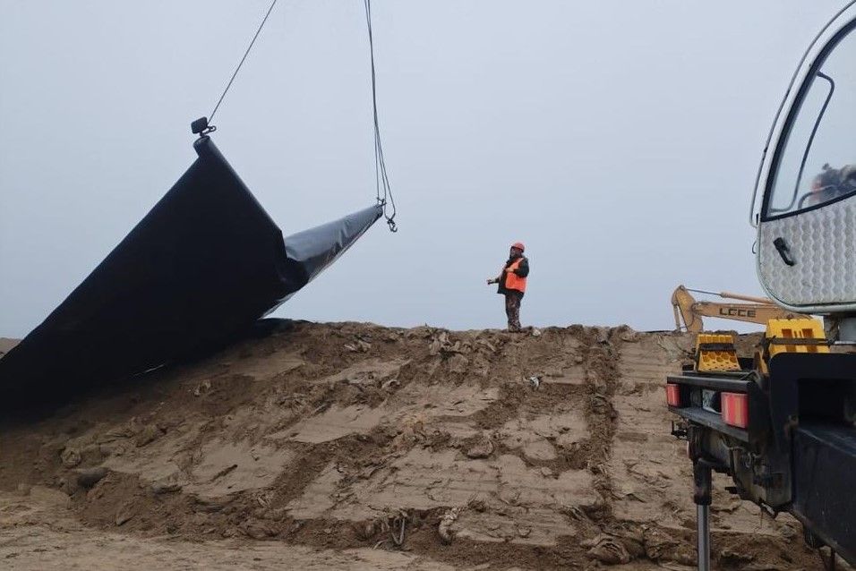Загрязненный мазутом песок на семикаракорском полигоне накрыли гидроизоляционным материалом - Фото 1