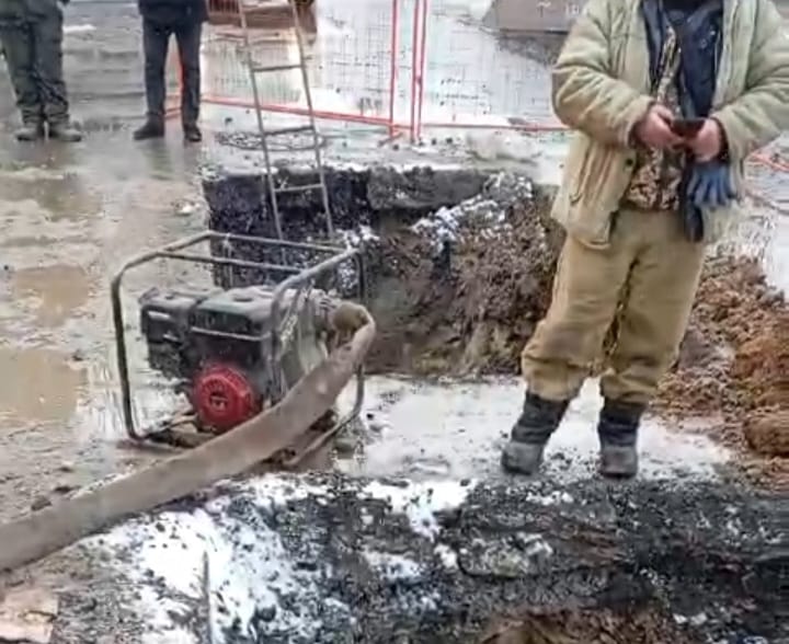 Ремонт аварийного участка водопровода по ул. Профсоюзной в Ростове завершат к шести вечера - Фото 1