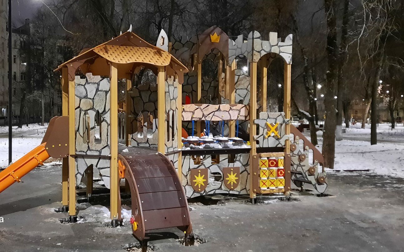 Детский игровой комплекс в виде замка появился на Коминтерна в Нижнем Новгороде  - фото 1