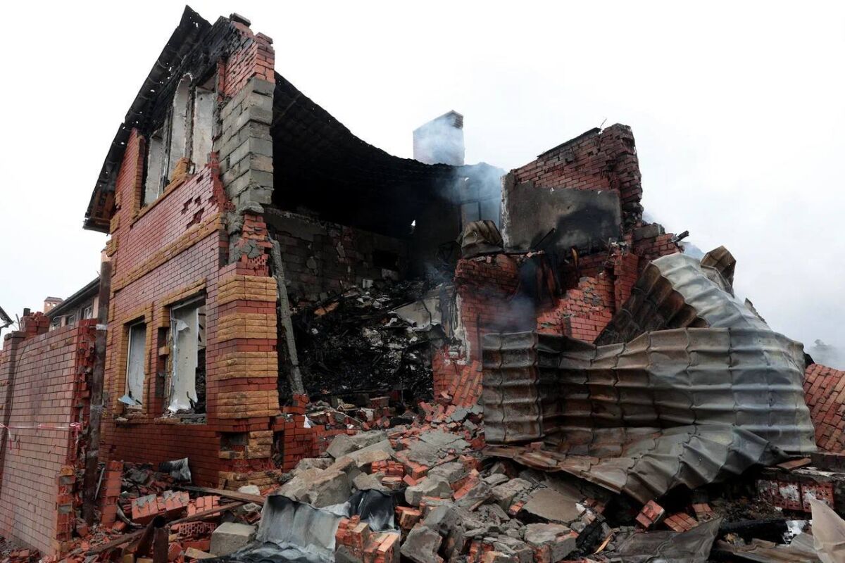 Появились фото последствий ночной атаки БПЛА на Батайск - фото 1