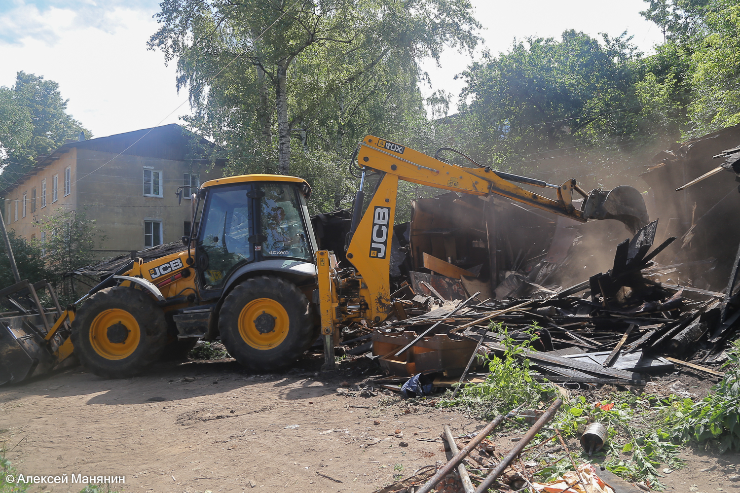 Заброшенные сараи на улице Четверикова начали сносить после обращения жителей - фото 2