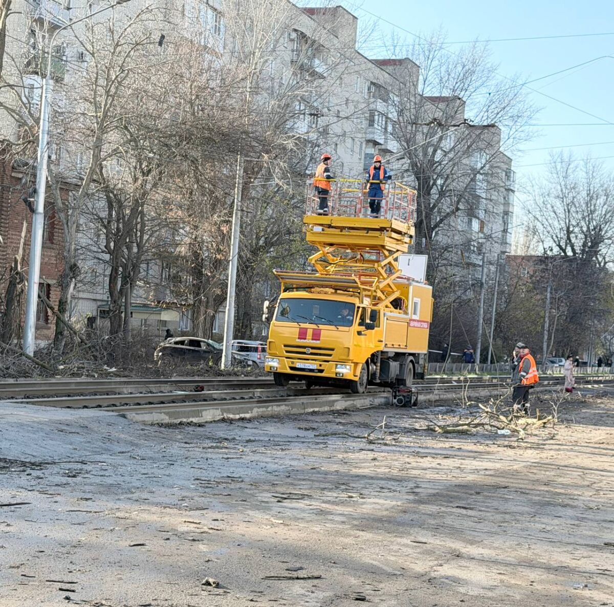 Из-за ночной атаки беспилотников повреждены трамвайные пути в Таганроге - фото 1